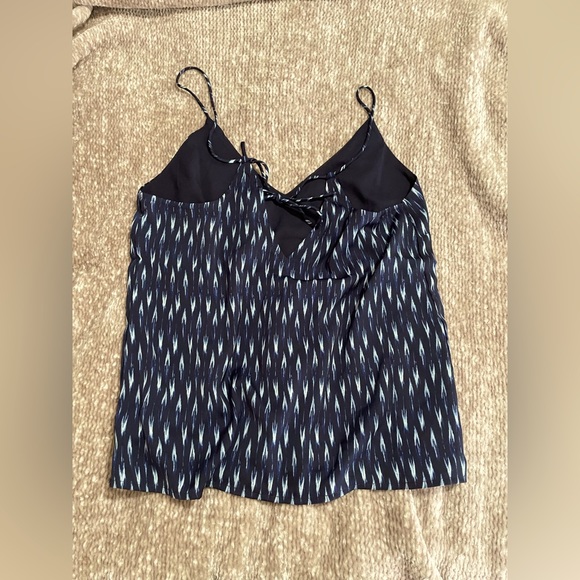 Banana Republic Blouse Perfect for Work or a Night Out - Picture 2 of 4